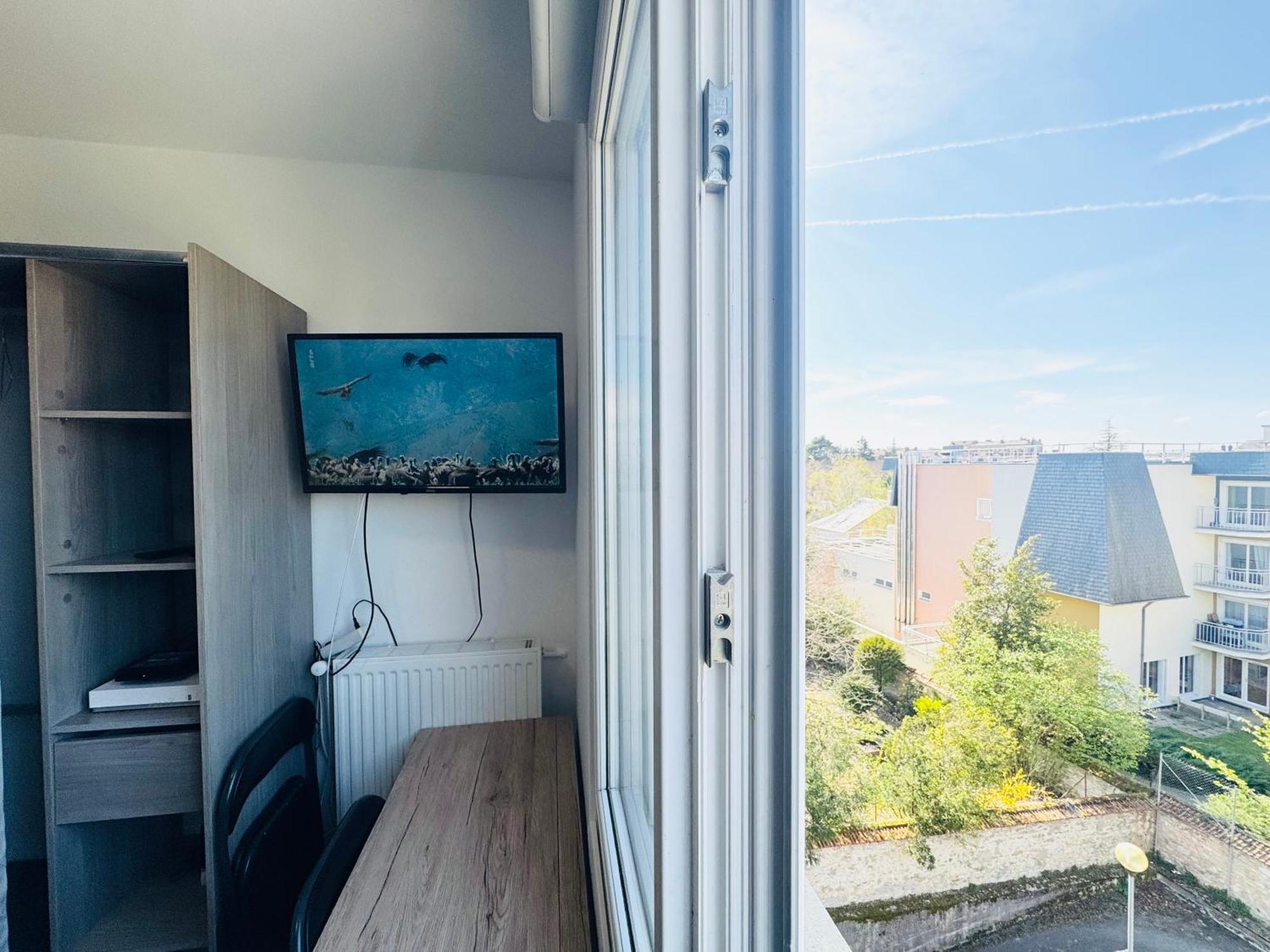 Studio A 300 Metres De La Gare Et 25 Minutes De Paris En Train Melun Luaran gambar